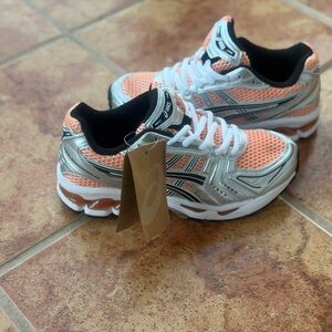 Size 5 1/2 Men’s And Women’s 7 - Asics Coral & Silver Mesh Running Shoes